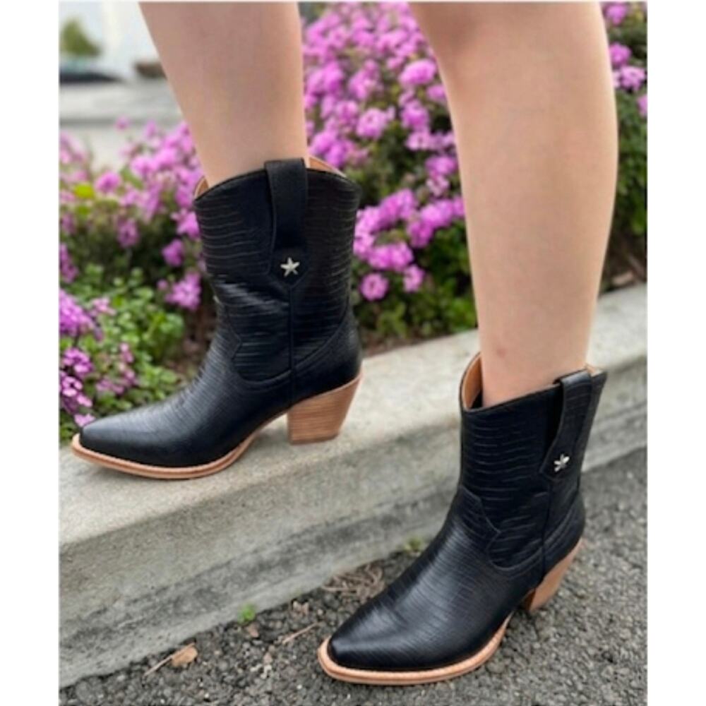 Aw. MSRP $89 NWOB ARIDER GIRL MALROSE WESTERN EMBOSSED BOOTS ♡SIZE 6.5♡